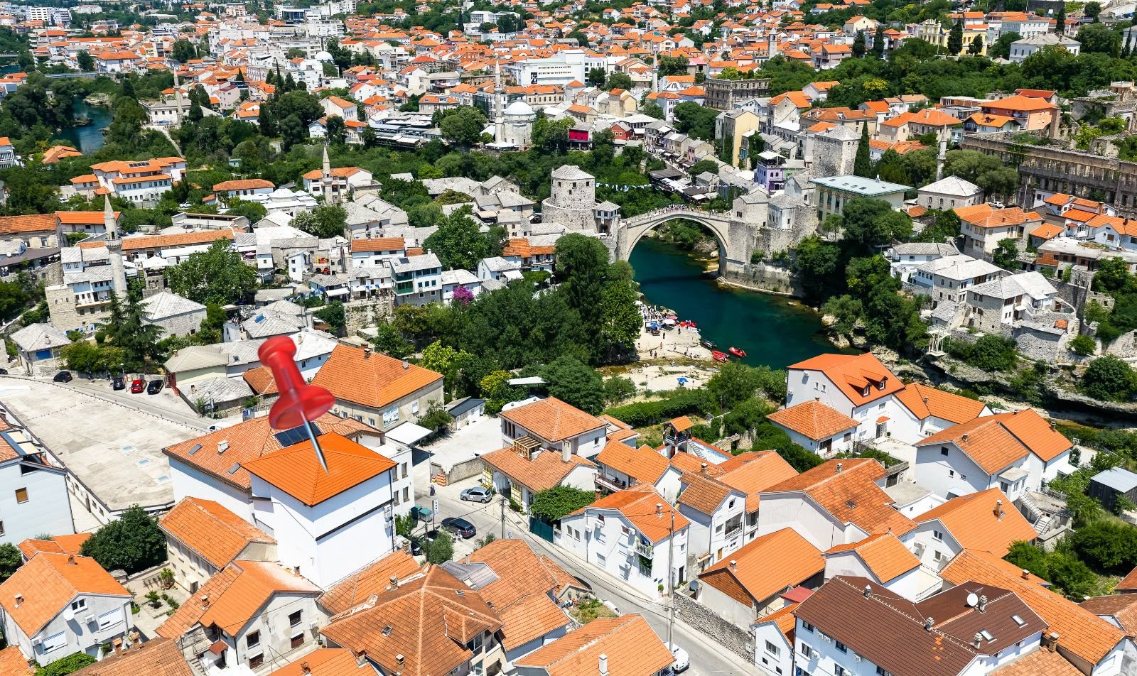 Pogled iz zraka na staru jezgru Mostara, Neretvu i Stari most među crvenim krovovima
