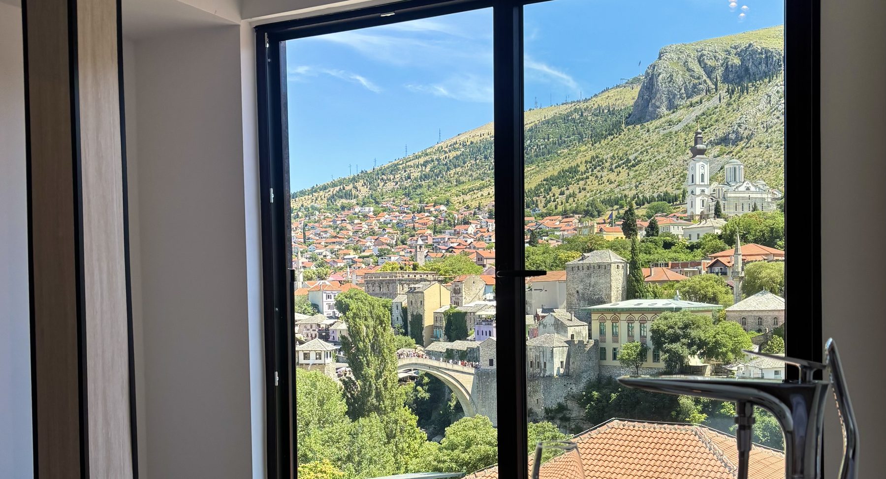 Stari most nad Neretvom, viđen kroz prozor sobe